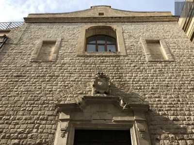 La facciata bianca e rettangolare, con un piccolo timpano terminale, � composta da tanti mattoncini bianchi irregolari aggettanti e sormontata da un finestrone centrale inquadrato da altre due aperture tompagnate